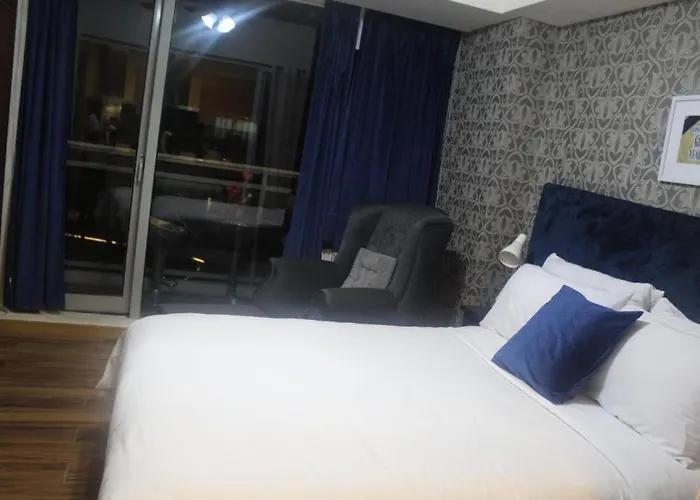 Azure A6 Beachpool With Balcony Wifi Near Mall Airport Manila